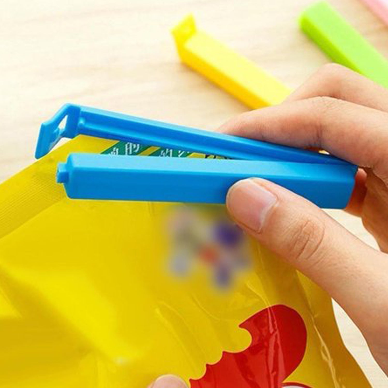 2707 100 Pc Food Sealing Clip used in all kinds of household and official kitchen places for sealing and covering packed food stuff and items. 2707 100 Pc Food Sealing Clip used in all kinds of household and official kitchen places for sealing and covering packed food stuff and items.